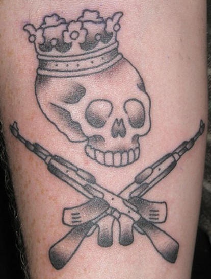 皇冠骷髅和冲锋枪纹身图案