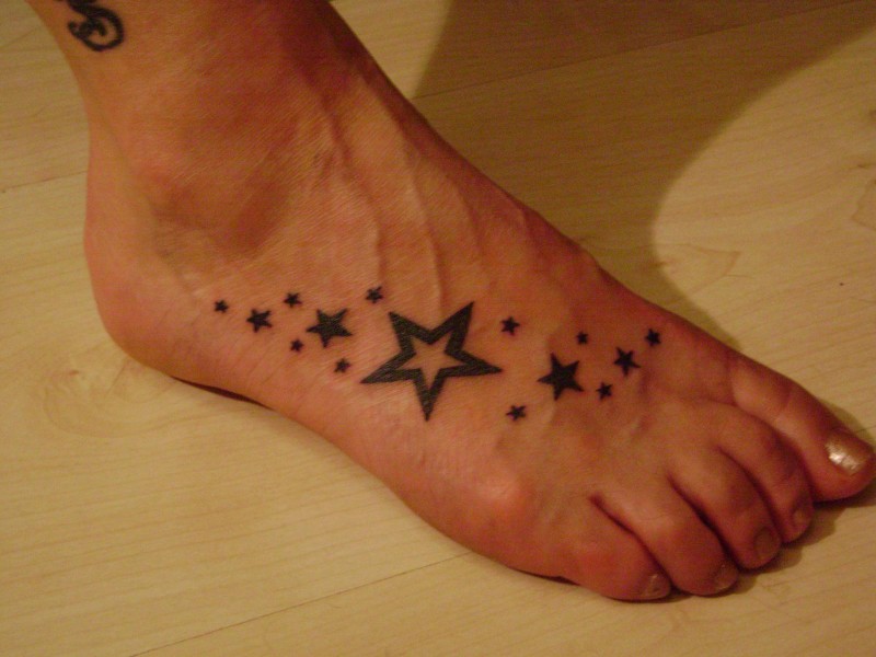 脚背上的空心五角星纹身图案