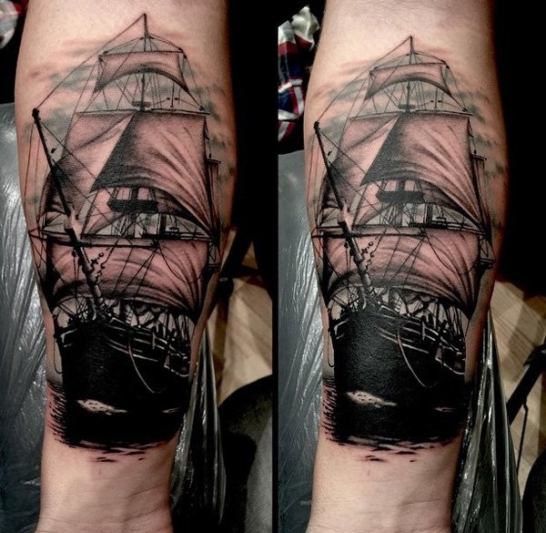 手臂棕色经典帆船纹身图案