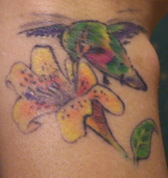 肩部彩色蜂鸟和花的纹身图案