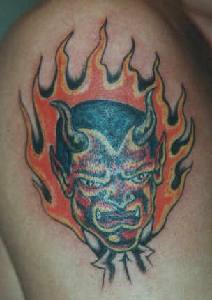 火焰和红色恶魔纹身图案