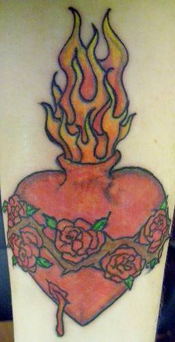 火焰心形玫瑰纹身图案