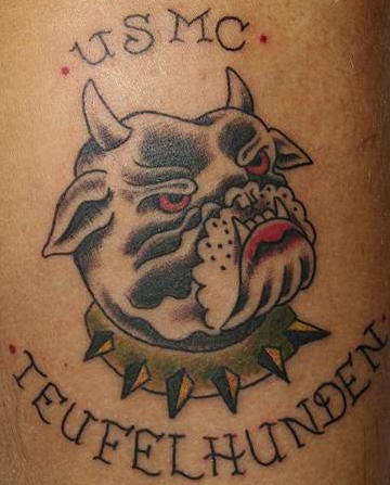 英文字母和魔鬼狗纹身图案
