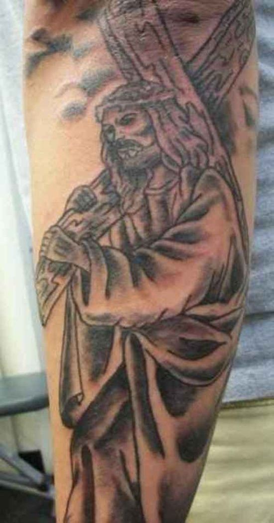 耶稣带着十字架纹身图案