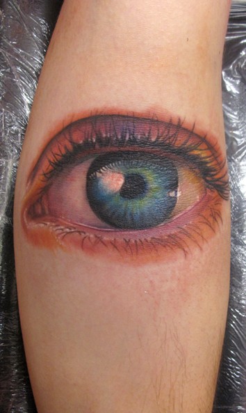 小腿写实蓝色瞳孔的眼睛纹身图案