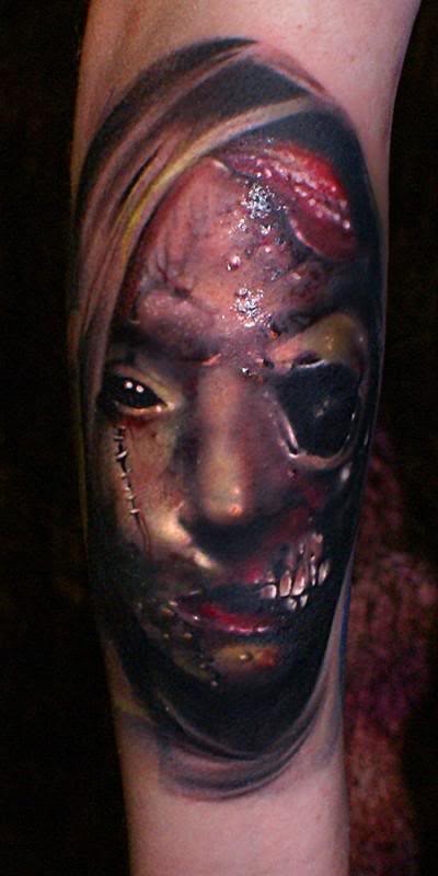 精细的毛骨悚然的血腥怪物脸纹身图案