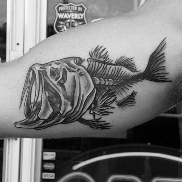 大臂内侧鱼骨架个性纹身图案