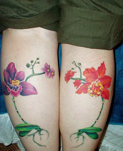 女性腿部彩色兰花纹身图案