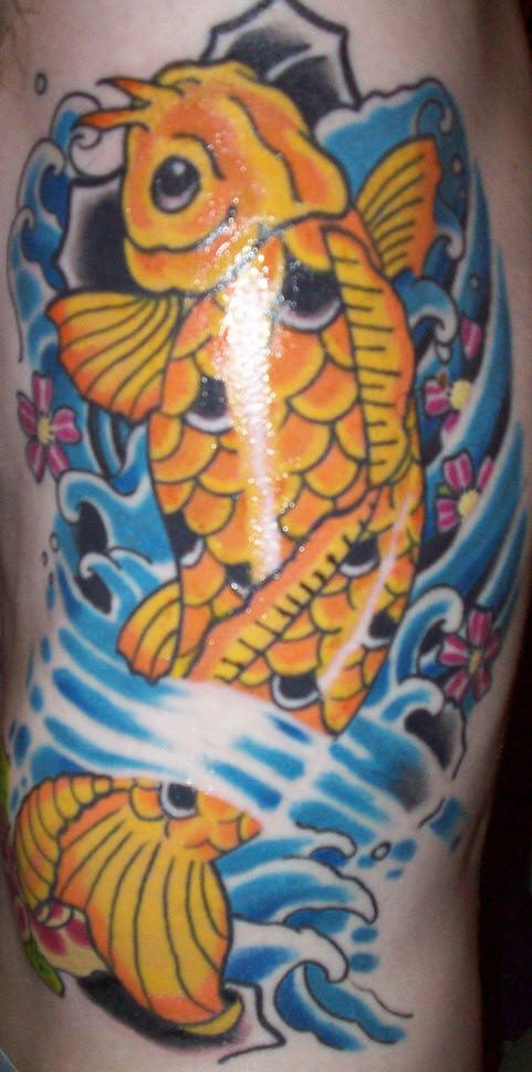腰侧彩色锦鲤鱼与樱花纹身图案