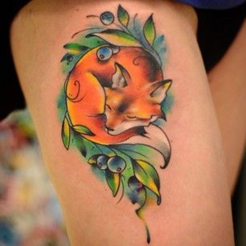 腿部彩色熟睡的狐狸纹身图案