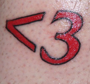腿部红色现代数字符号纹身图片