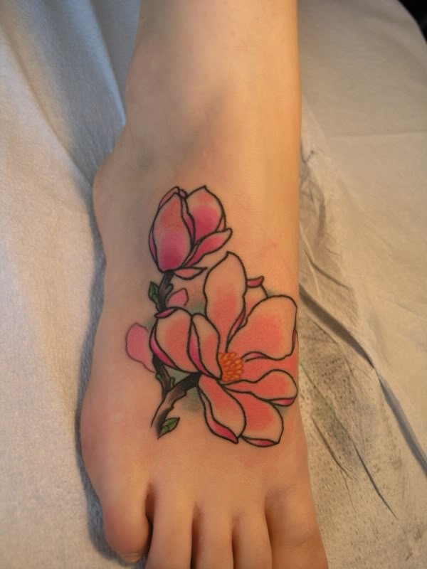 脚背绽放的桃花纹身图案