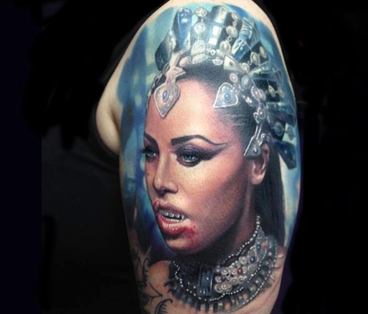 大臂华丽的吸血鬼女王彩色纹身图案