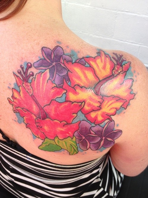 肩部彩色漂亮的木槿花纹身图案