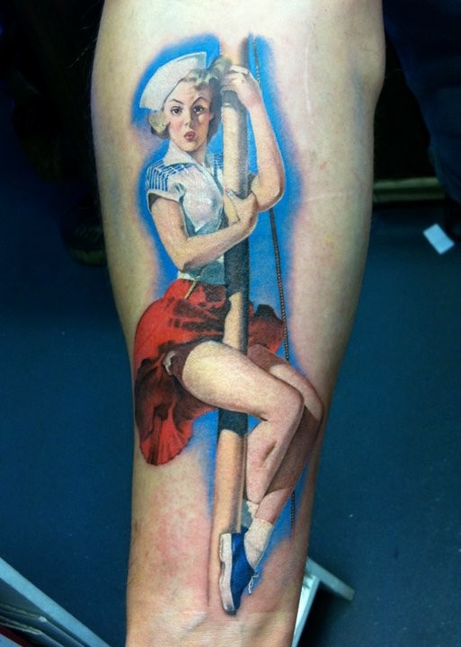 腿部彩色女水手爬杆纹身图案