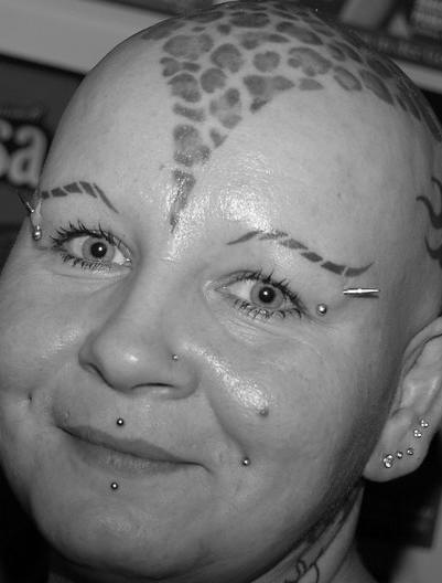 女性头部豹纹纹身图案