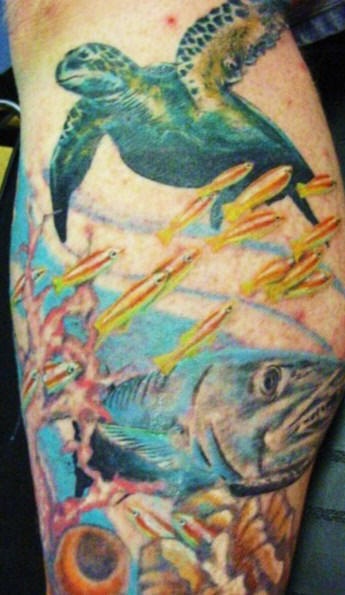 腿部彩色海洋主题与海龟纹身图案