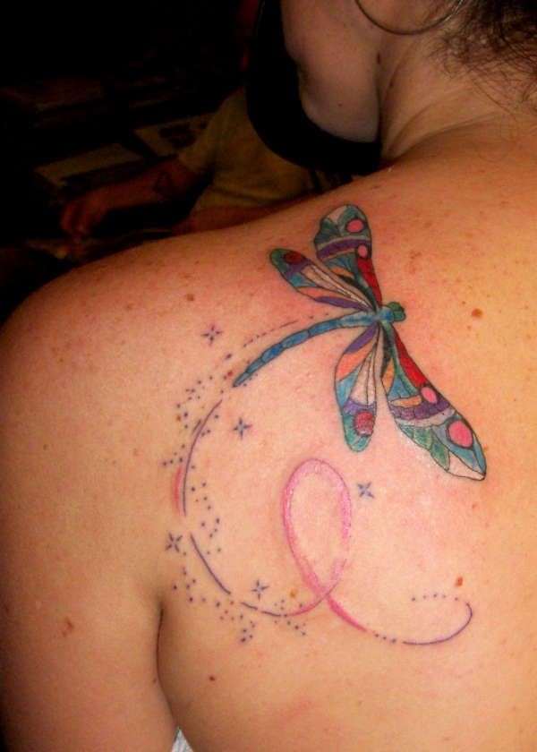 女性肩部色彩漂亮的蜻蜓纹身图案