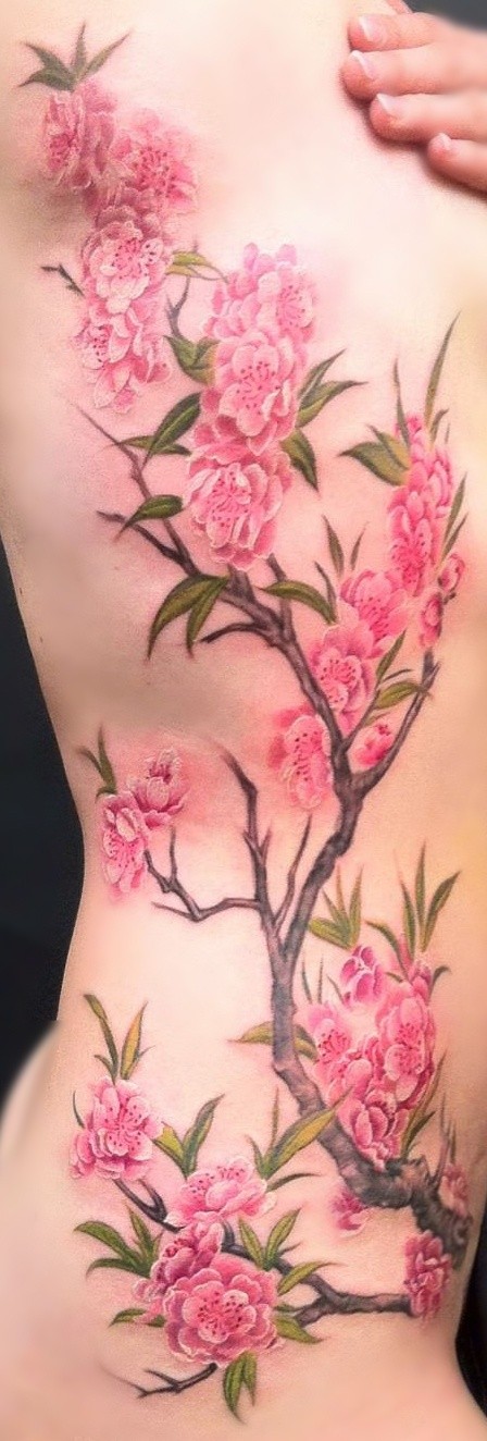 女性腰侧彩色樱花树纹身图案