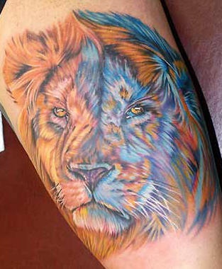 腿部彩色逼真的狮子头纹身图案