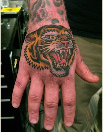 手背自然色传统咆哮老虎头部纹身图片