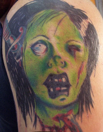 绿脸僵尸和匕首纹身图案
