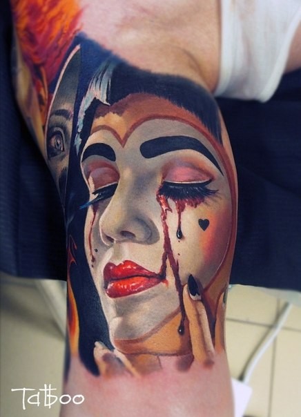 惊人的现实主义风格流血哭泣的女小丑纹身图案