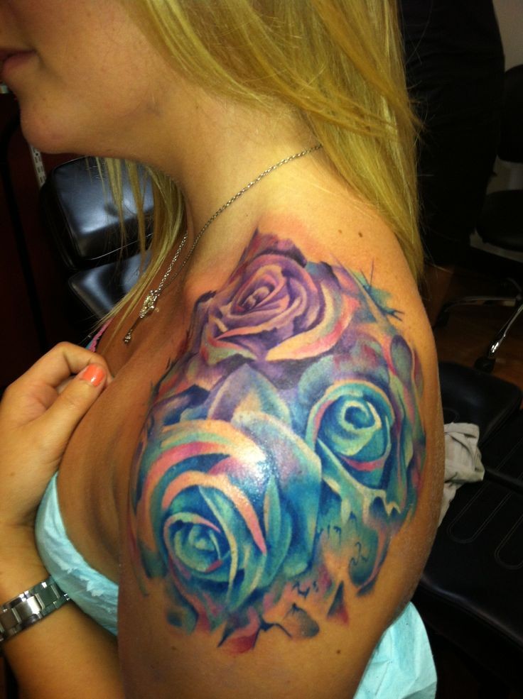 女性肩部彩色玫瑰花纹身图案