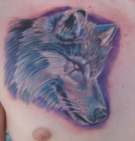 男性胸部彩色狼头纹身图案