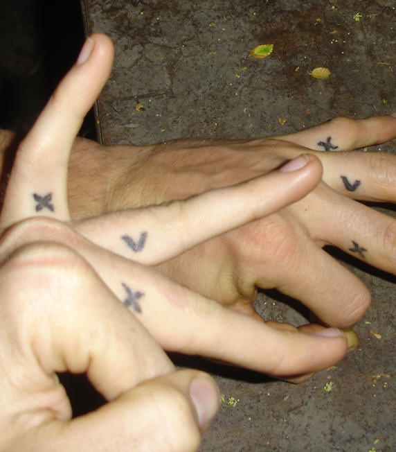 情侣手指上匹配的友谊符号纹身图片