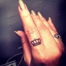手指上好看的小皇冠纹身图案