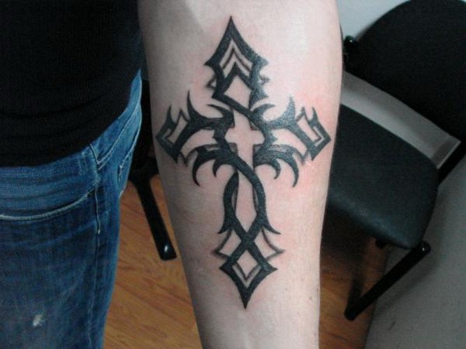 男性小臂黑色十字架纹身图案