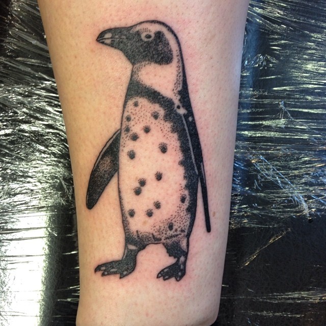 可爱的点刺小企鹅纹身图案