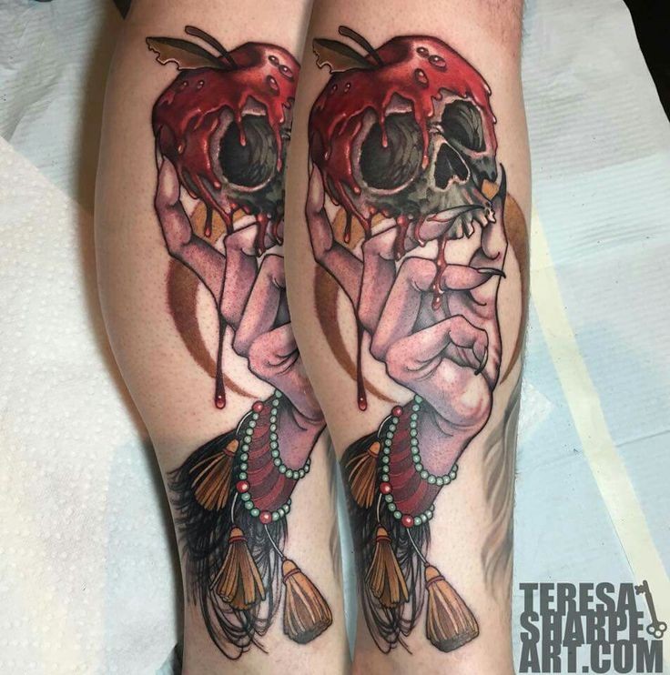 腿部滑稽的彩色头骨形状的苹果纹身图片