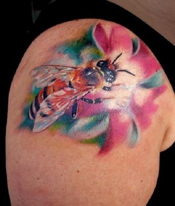 肩部缤纷多彩的蜜蜂与花朵纹身图案