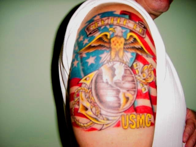 大臂丰富多彩的军队勋章纹身图案