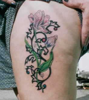女性腿部彩色花朵纹身图片