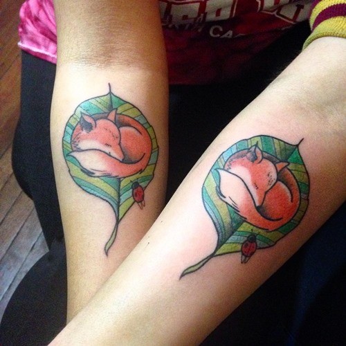 手臂彩色狐狸夫妇睡着的纹身图案