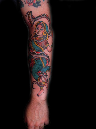 手臂彩色印度女孩与蛇纹身图案