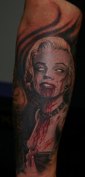 手臂彩色血腥僵尸女人纹身图案