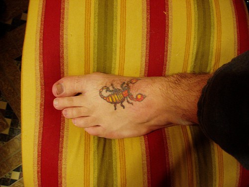男性脚背色彩丰富的蝎子纹身图案