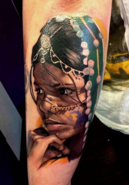 手臂彩色印度妇女肖像纹身图案