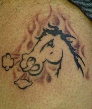 愤怒的野马与火焰纹身图案