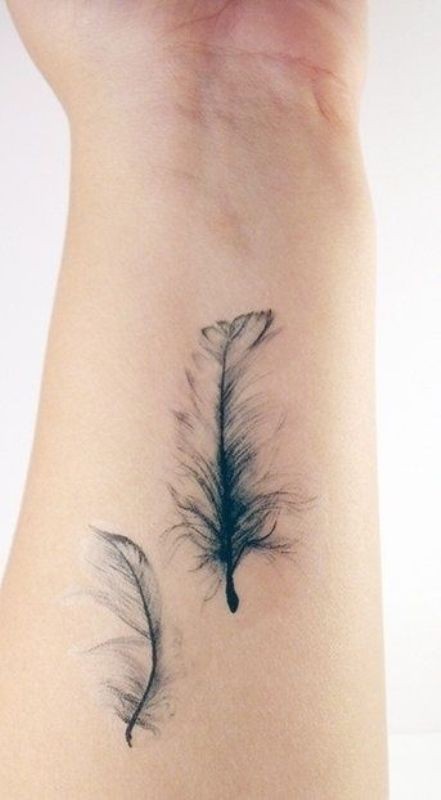 手臂灰色失重的羽毛纹身图案