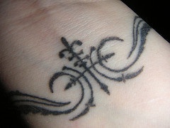 手腕黑色简约的鸢尾符号纹身图片