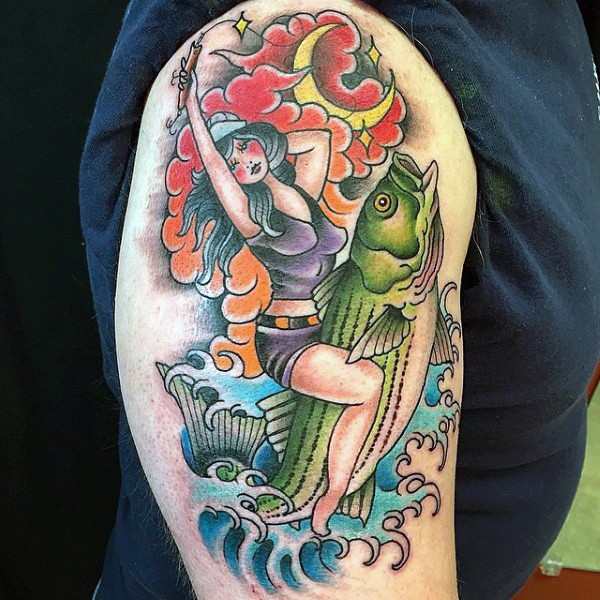 肩部彩色女人与鱼纹身图案