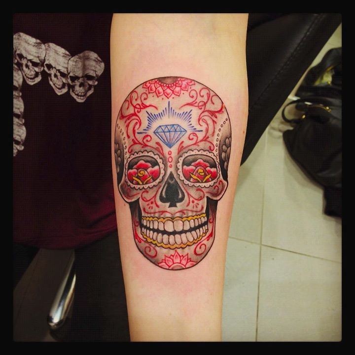 手臂彩色滑稽的微笑墨西哥骷髅纹身