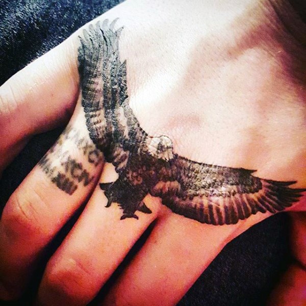 手背彩色写实鹰纹身图案