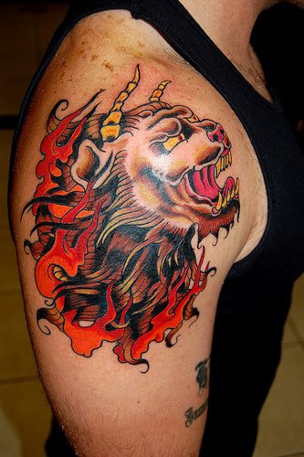 手臂彩色魔鬼狮子纹身图案
