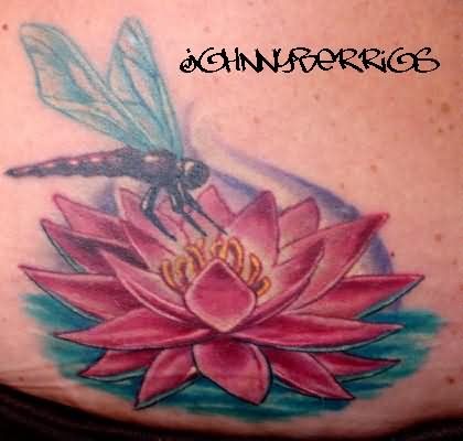 粉红莲花和蜻蜓纹身图案